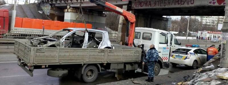 В Киеве возле станции метро "Сырец" спустя месяц убрали разбитую машину