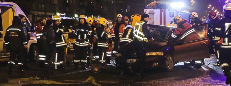 В Киеве столкнулись Opel и BMW: водителя и пассажира вырезали спасатели