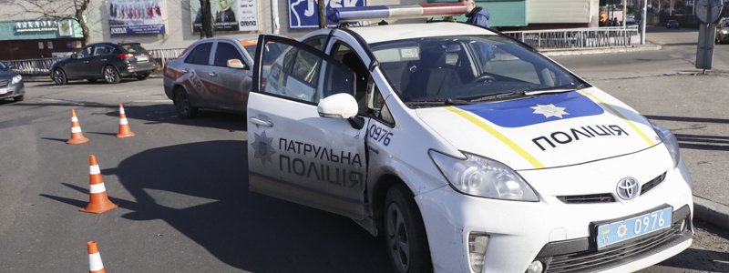 В Киеве в машину патрульных влетел Infinity и скрылся: полицейских забрала "скорая"