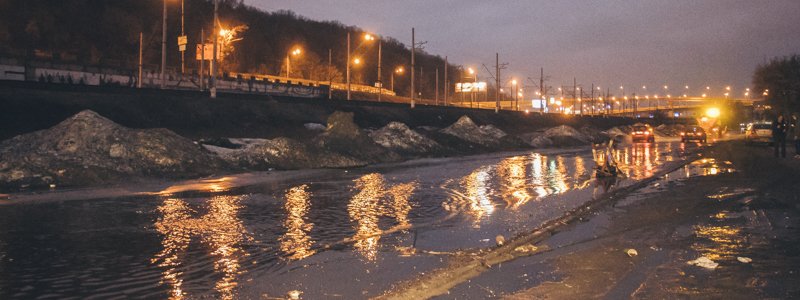 В Киеве на Выдубичах затопило дорогу