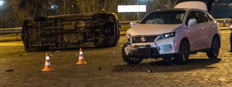 В Киеве на Днепровском спуске Lexus перевернул грузовой Volkswagen