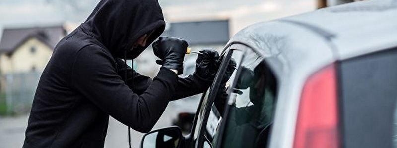 В Киеве мужчина украл машину и попал на ней в ДТП: что грозит угонщику