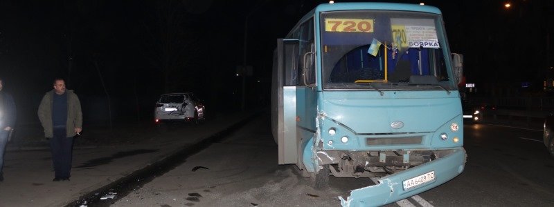 В Киеве на Шулявке автобус с пассажирами влетел в Mazda CX-5