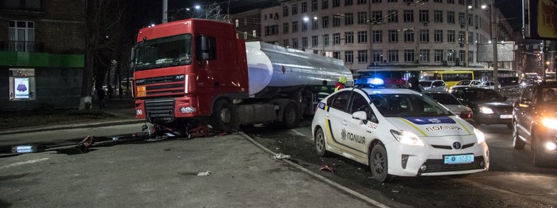 В Киеве на Севастопольской площади бензовоз влетел в Mazda и залил дорогу маслом
