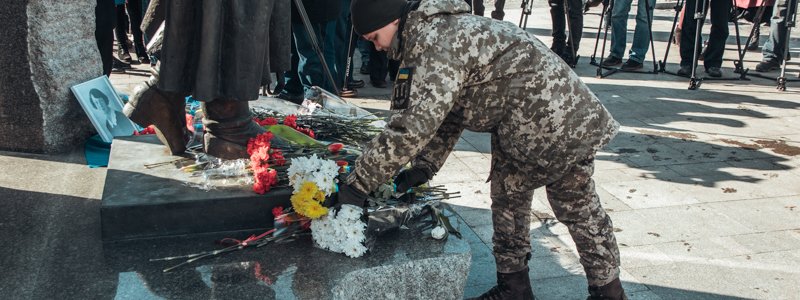 В Киеве люди несли цветы к памятнику убитой в Бабьем Яру поэтессы