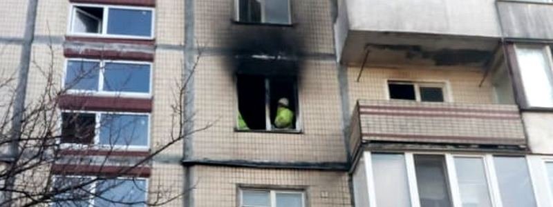 В Киеве пожарные вынесли детей из горящей квартиры: появилось видео спасения