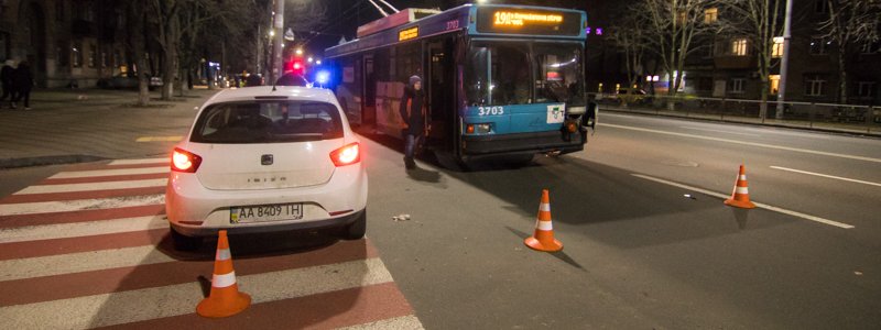 В Киеве столкнулись троллейбус и Seat: пострадал годовалый ребенок