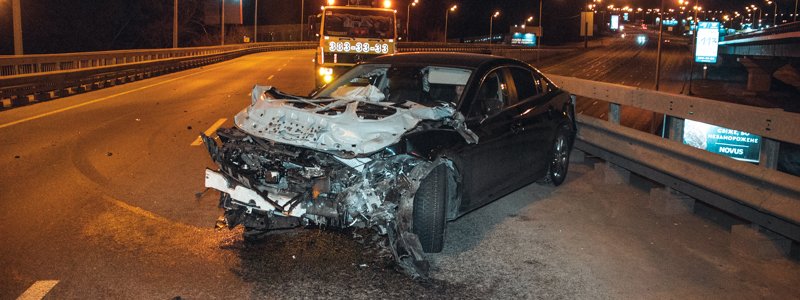 В Киеве пьяный мужчина разбил свою Mazda об отбойник
