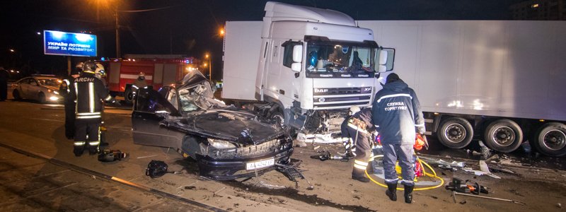 В Киеве мужчина на Mercedes влетел под фуру и погиб, пассажир в критическом состоянии