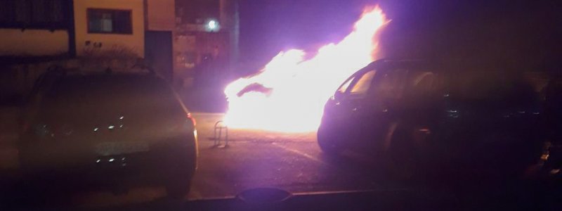 В Киеве на Позняках Toyota сгорела дотла