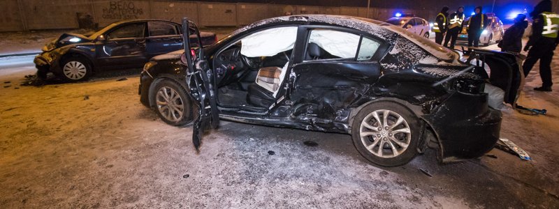 В Киеве на Здолбуновской столкнулись Toyota, Volkswagen и Mazda: пострадавшего водителя извлекали спасатели