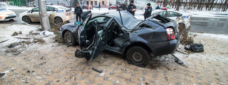 В Киеве Audi сбила бабушку на остановке и влетела в столб: пассажира вырезали спасатели, водитель сбежал