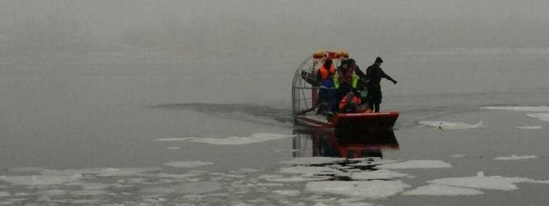 В Киеве из Днепра достали тело пропавшего рыбака