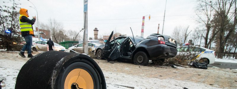 В Киеве водитель на Audi влетел в столб и сбежал: пассажир скончался в машине "скорой"