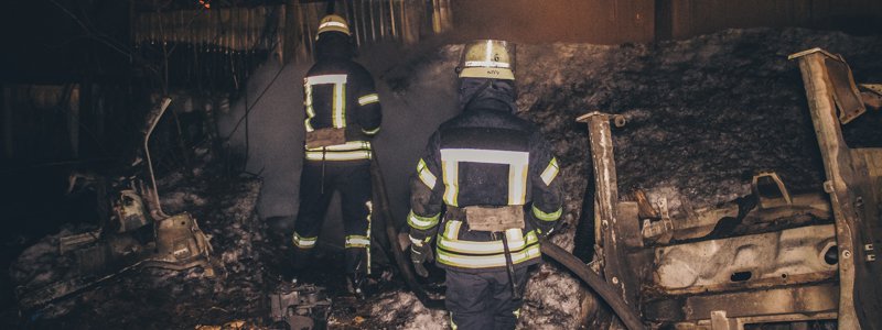 В Киеве на Бориспольской вспыхнуло СТО на территории гаражного кооператива: сгорели несколько машин