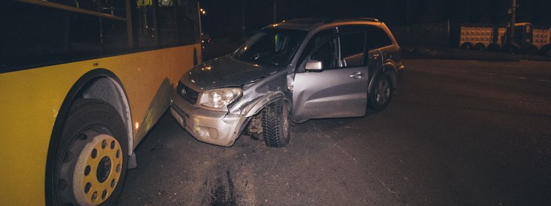 В Киеве на Теремках из-за инсульта водитель Toyota врезался в троллейбус