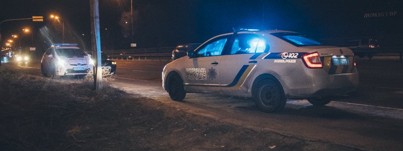 В Киеве возле моста Патона женщина дважды пырнула ножом мужчину: потерпевшего нашли бойцы Нацгвардии