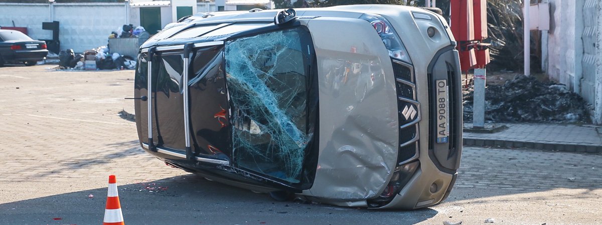 Под Киевом Audi перевернула Suzuki на бок: пострадала женщина