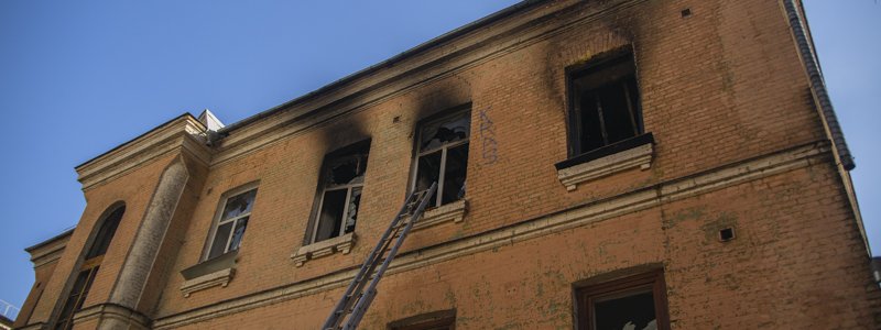 В Киеве второй раз за сутки вспыхнуло старинное здание возле кинотеатра «Киевская Русь»