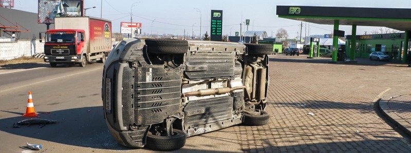 Под Киевом Suzuki столкнулся с Audi и перевернулся: видео момента аварии