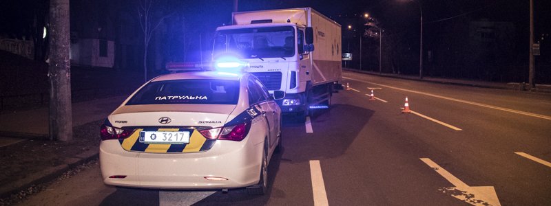 В Киеве грузовик "Укрпошты" врезался в полицейский автомобиль