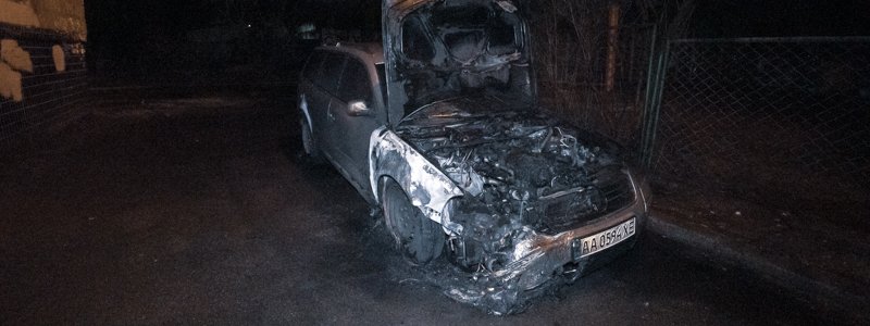 В Киеве во дворе дома сгорел Volkswagen: спасатели вытащили из огня "Волгу"