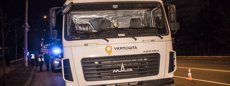 В Киеве грузовик «Укрпошты» врезался в полицейский автомобиль: какое наказание понес водитель