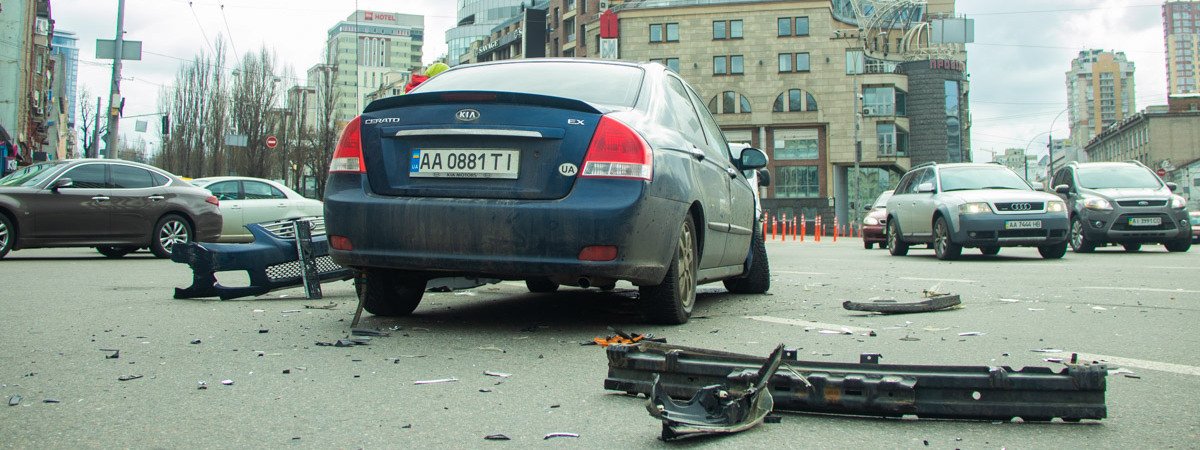 В Киеве на площади Победы внедорожник Mazda влетел в Kia