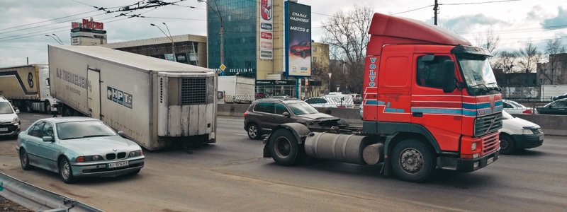 В Киеве на проспекте Бандеры посреди дороги у тягача оторвался прицеп: образовалась большая пробка