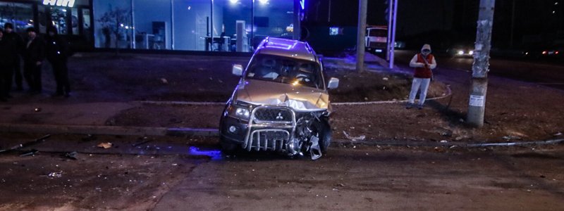 В Киеве на Полярной столкнулись BMW и Mitsubishi: оба водителя госпитализированы