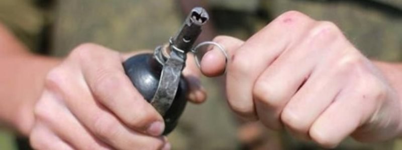 Под Киевом мужчина бегал по лесу и угрожал бросить гранату в полицейских