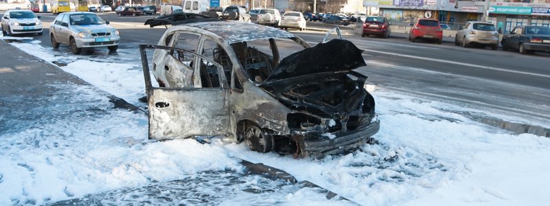 В Киеве вспыхнул минивэн Chevrolet: людей эвакуировали с остановки транспорта