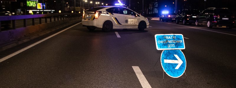 В Киеве на Дружбы Народов девушка на внедорожнике BMW сбила пешехода
