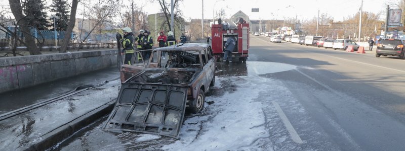В Киеве возле вокзала загорелся ВАЗ с людьми в салоне
