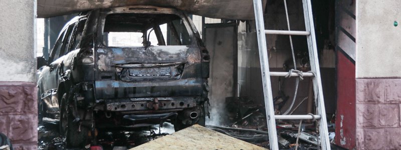 В Киеве во время ремонта вспыхнула Toyota и сожгла СТО