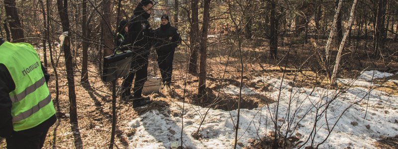 В лесу Киева в метровой яме нашли труп женщины