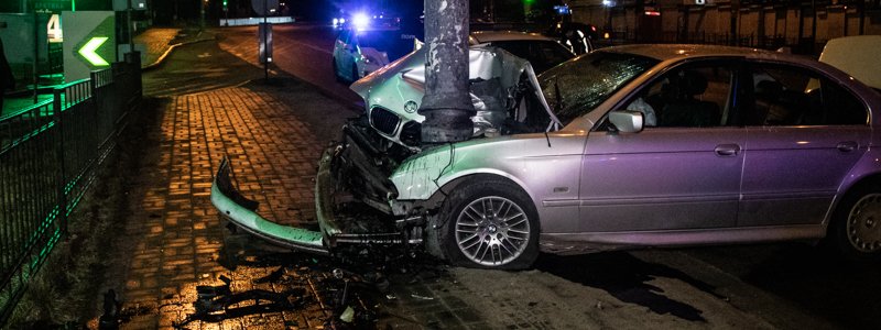 В Киеве на Караваевых дачах BMW с иностранцами влетел в столб: пострадали четыре человека