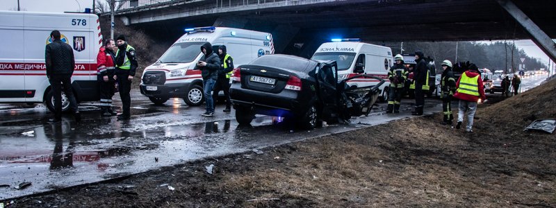 В Киеве лоб в лоб столкнулись фура и Chevrolet: пятерых человек забрала "скорая"