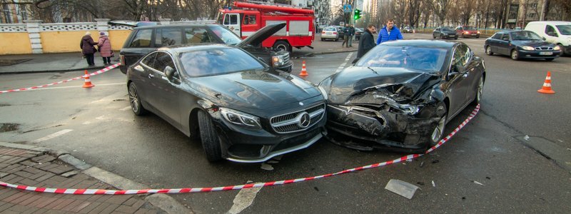 В центре Киева Tesla протаранила Range Rover и Mercedes: пострадал мужчина