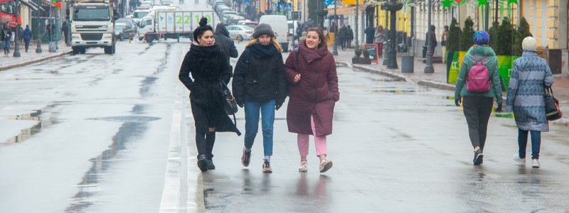 Столица в лицах: как жители Киева встречают первые дождливые дни весны