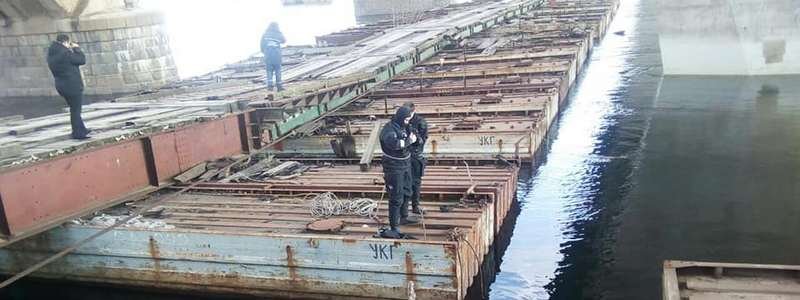 В Киеве под Дарницким мостом из воды достали тело мужчины