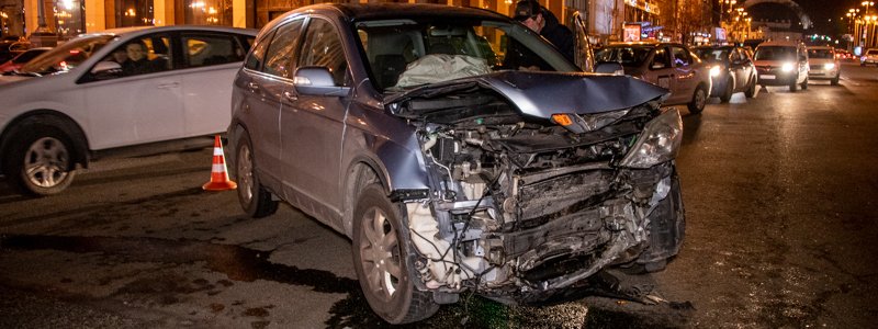 В Киеве на Майдане Независимости Volkswagen спровоцировал аварию из шести машин