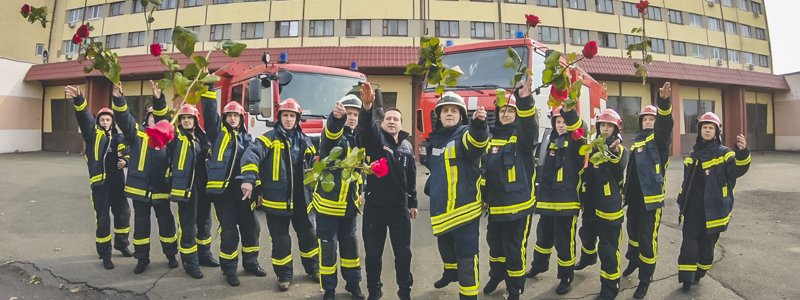 В Киеве спасатели поздравили женщин с 8 Марта горячим танцем