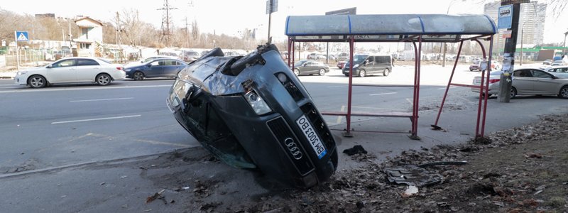 В Киеве Audi вылетела на тротуар и снесла остановку