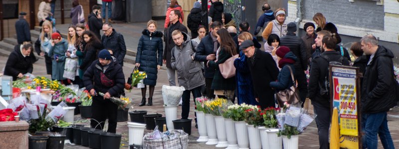 В центре Киева образовались огромные очереди за цветами на 8 марта