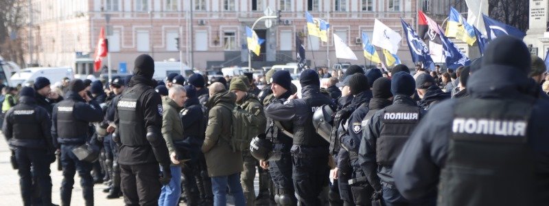 Драка, газовые баллончики и взрыв: что произошло на Марше женщин в Киеве