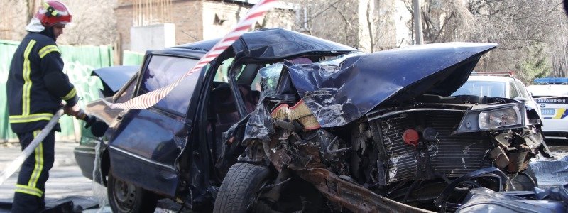 В Киеве Daewoo Nexia влетела в бетонное ограждение: пассажир погиб, водителя госпитализировали