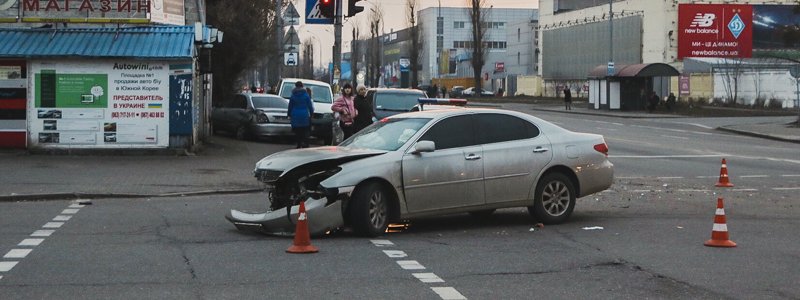 В Киеве на Позняках Lexus с 3-летним ребенком в салоне влетел в Honda