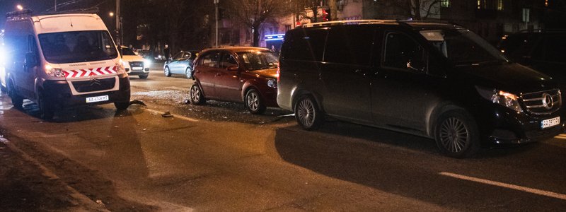 В Киеве на Голосеевском проспекте водитель Toyota RAV4 влетел в Kia и скрылся: есть пострадавшие