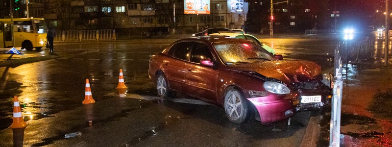 В Киеве на Воскресенке трое мужчин на Daewoo сбили женщину на пешеходном переходе и скрылись с места
